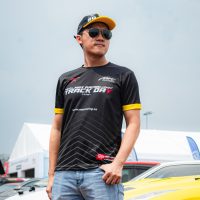 Max Racing ٽريڪ ڊي 2025 ڪارو ٽي شرٽ مڪمل پرنٽ - محدود سرڪاري سامان